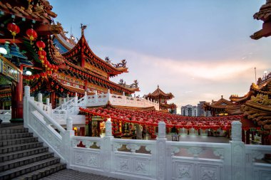 Kuala Lumpur, Malezya 'da mavi saatte kırmızı fenerlerle dolu Çin Tapınağı