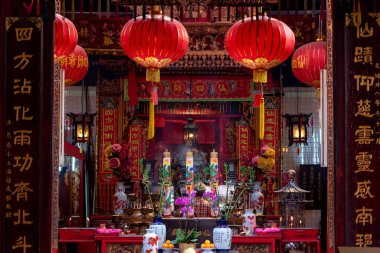17 Mart 2018: Kuala Lumpur, Malezya 'daki bir tapınakta kırmızı fenerler ve Çin dekorasyonu