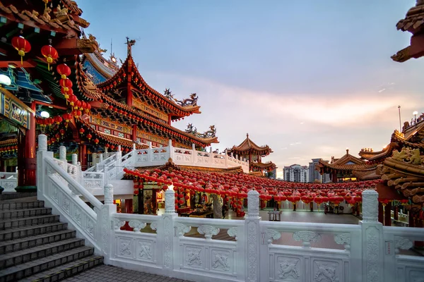 Kuala Lumpur, Malezya 'da mavi saatte kırmızı fenerlerle dolu Çin Tapınağı