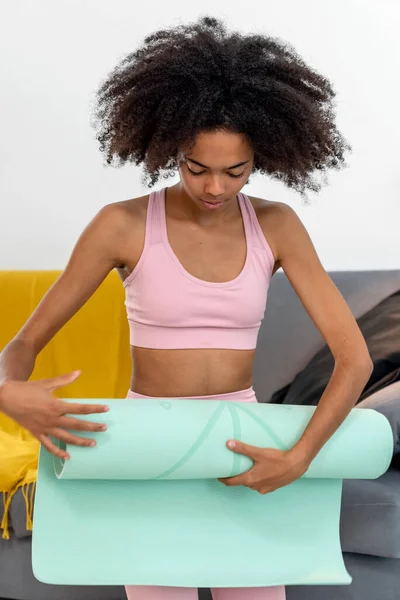Afro Woman Rolling Het Yoga Mat Practicing Home — Stock Photo, Image