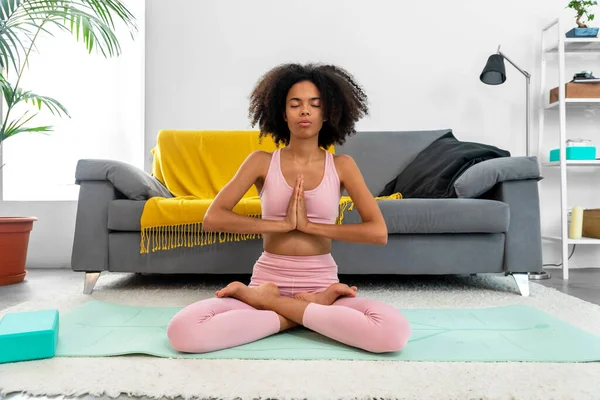 Afroamerican Γυναίκα Εξάσκηση Yoga Lotus Θέτουν Διαλογισμό Στο Άνετο Σπίτι — Φωτογραφία Αρχείου
