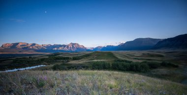 Dağlarda yaz günbatımı