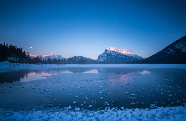 秀丽的山水和水晶湖景 — 图库照片