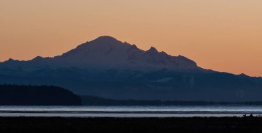 Baharda Baker Dağı
