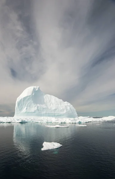 Айсберги Арктике — стоковое фото