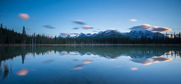 Scénický Pohled Krásnou Krajinu Hor Křišťálového Jezera — Stock fotografie