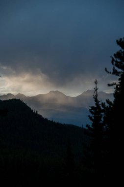 Dağlarda gün batımı