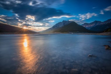 Dağlarda yaz günbatımı