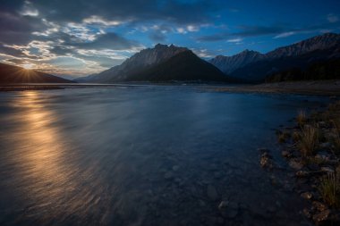 Dağlarda yaz günbatımı
