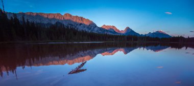 Güzel dağ manzarası ve kristal göl manzarası