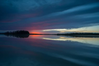 Çayırlarda gün batımı