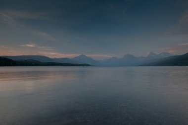 Dağlarda yaz manzarası