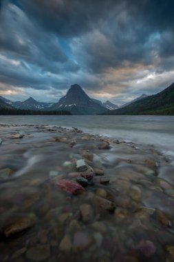 Kanada 'daki Buzul Ulusal Parkı' nın güzel dağ manzarası