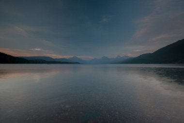 Dağlarda yaz manzarası