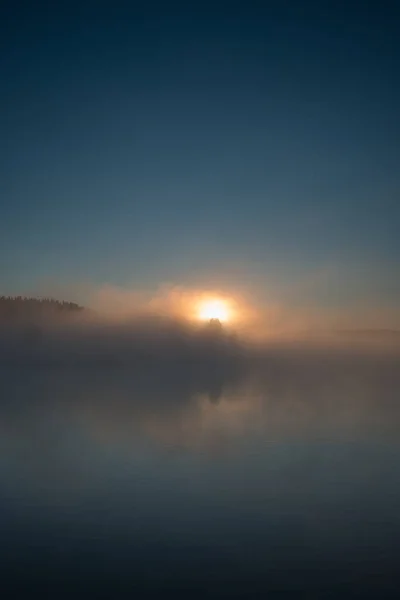 霧の中で日の出 — ストック写真