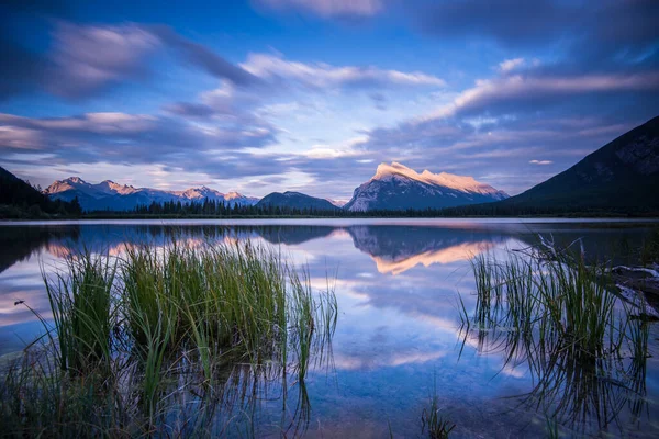 Vista Panorâmica Bela Paisagem Montanhas Lago Cristal — Fotografia de Stock