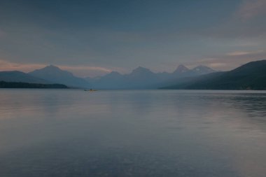 Dağlarda yaz manzarası