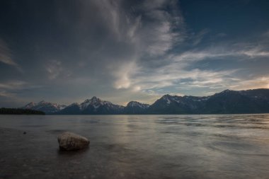 Dağlarda yaz sahneleri