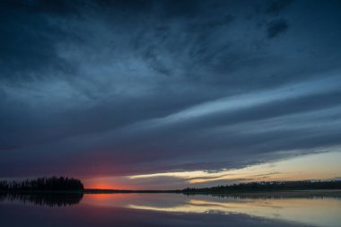 Çayırlarda gün batımı