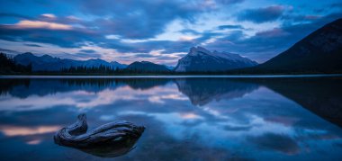 Kanada Kayalıklarında Günbatımı 