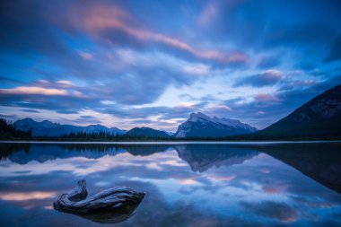 Güzel dağ manzarası ve kristal göl manzarası