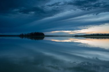 Çayırlarda gün batımı