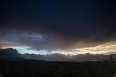 Dağlarda gün batımı