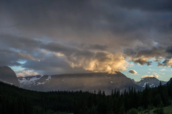 カナダのロッキー山脈の夕日 — ストック写真