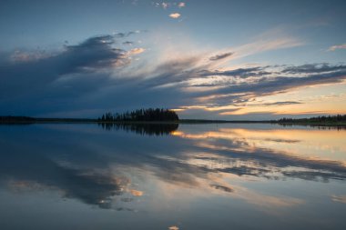 Çayırlarda gün batımı