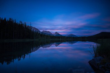 Kanada Kayalıklarında Günbatımı