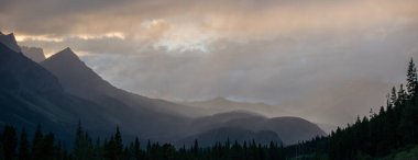 Güzel dağ manzarası ve kristal göl manzarası