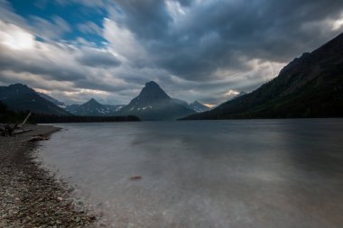 Kanada 'daki Buzul Ulusal Parkı' nın güzel dağ manzarası