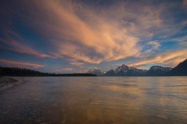 Dağlarda gün batımı