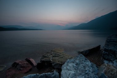 Dağlarda yaz manzarası