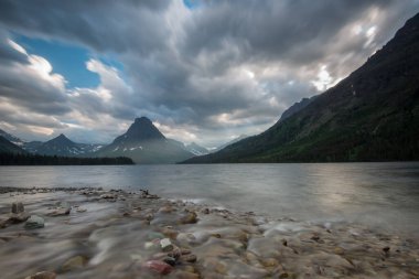 Kanada 'daki Buzul Ulusal Parkı' nın güzel dağ manzarası