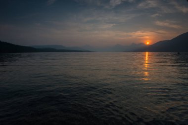 Dağlarda yaz manzarası