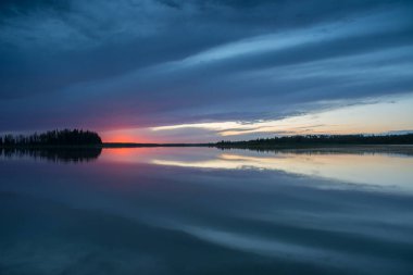 Çayırlarda gün batımı