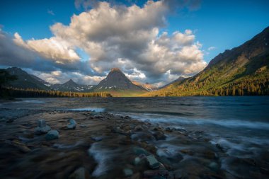 Kanada 'daki Buzul Ulusal Parkı' nın güzel dağ manzarası