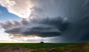 Kanada ovalarında yaz fırtınası