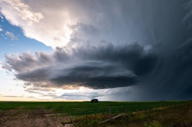 Kanada ovalarında yaz fırtınası