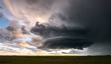 Kanada ovalarında yaz fırtınası
