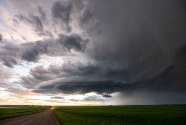 Kanada ovalarında yaz fırtınası