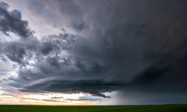 Kanada ovalarında yaz fırtınası