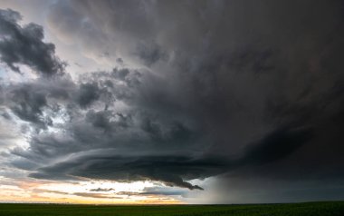 Kanada ovalarında yaz fırtınası