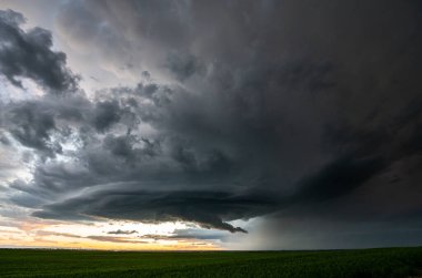 Kanada ovalarında yaz fırtınası