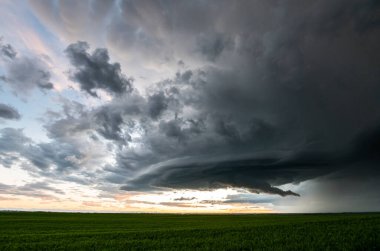 Kanada ovalarında yaz fırtınası