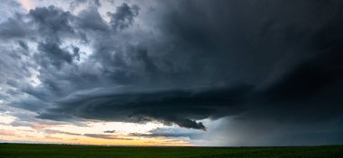 Kanada ovalarında yaz fırtınası