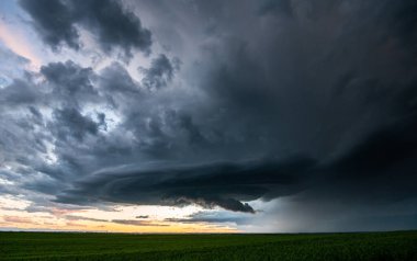 Kanada ovalarında yaz fırtınası