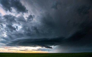 Kanada ovalarında yaz fırtınası