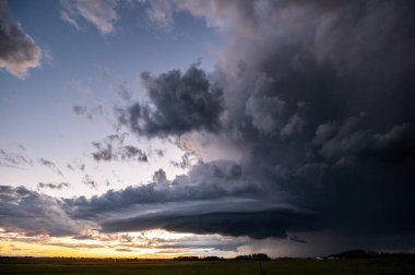 Kanada ovalarında yaz fırtınası
